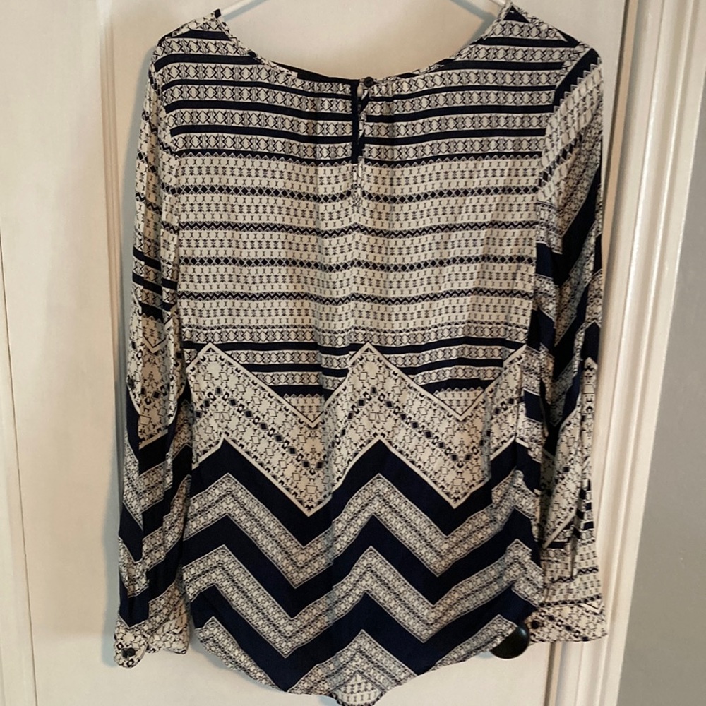 ✴️Fun 2 Fun Blue and White Graphic Blouse - Picture 4 of 4